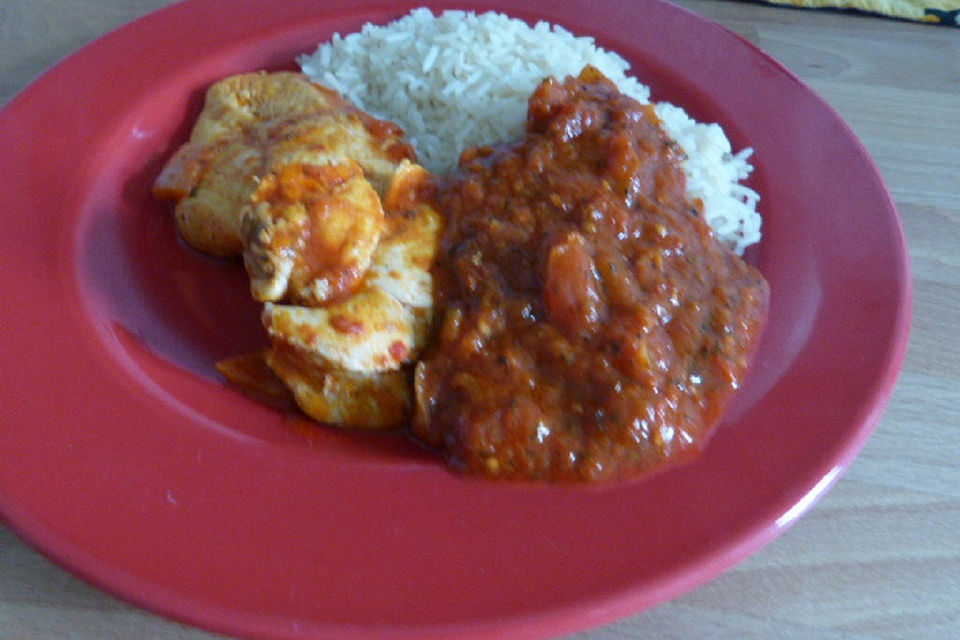 Hähnchenschnitzel in würziger Tomatensauce