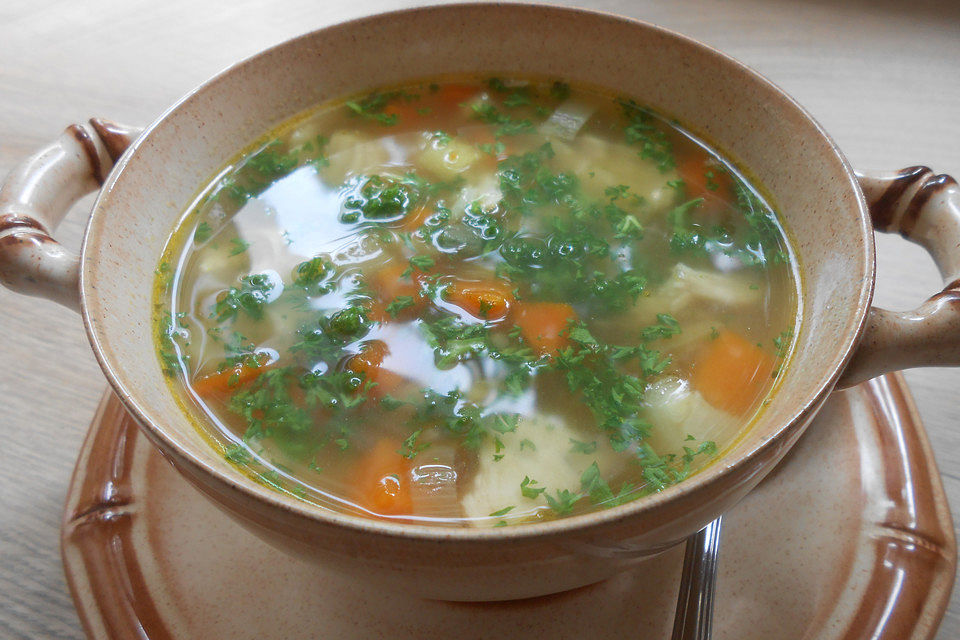 Schnelle Hühnersuppe mit Gemüse und Reis