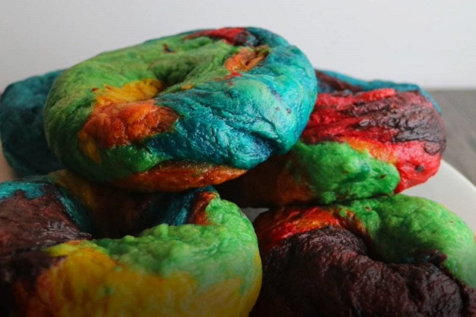 Regenbogen-Bagel