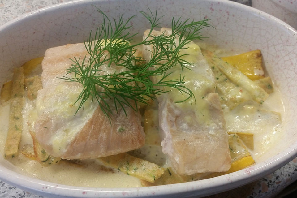 Lachs auf Zucchini-Crespelle-Streifen aus dem Ofen