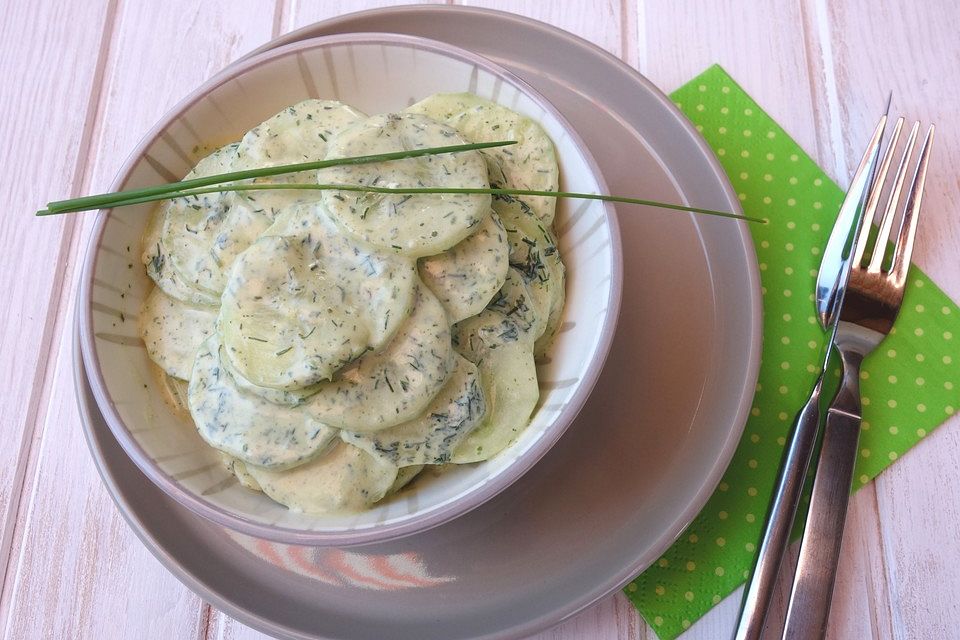 Gurkensalat mit Sauerrahm und Dill