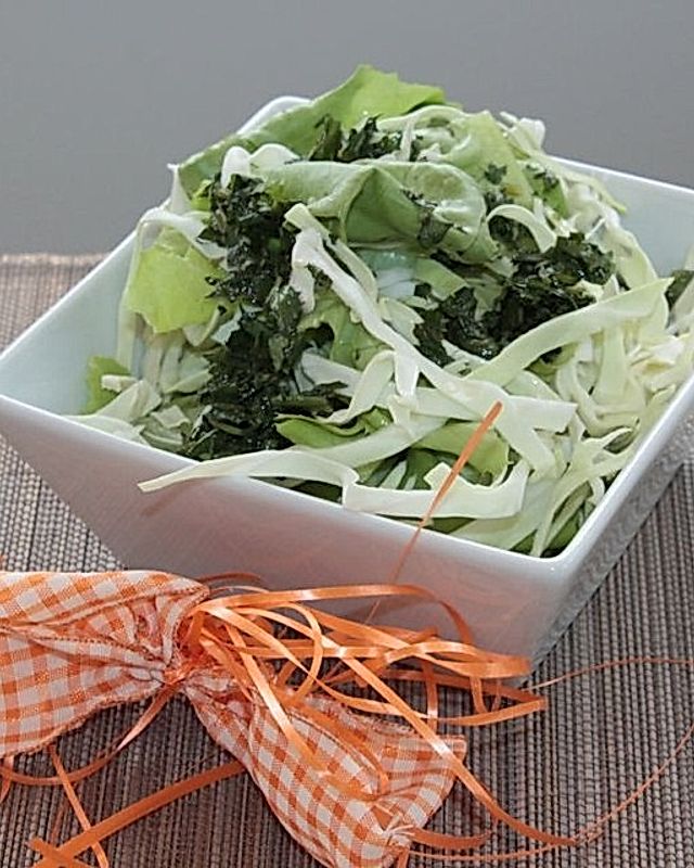 Kopfsalat-Spitzkohl-Salat mit fruchtigem Dressing