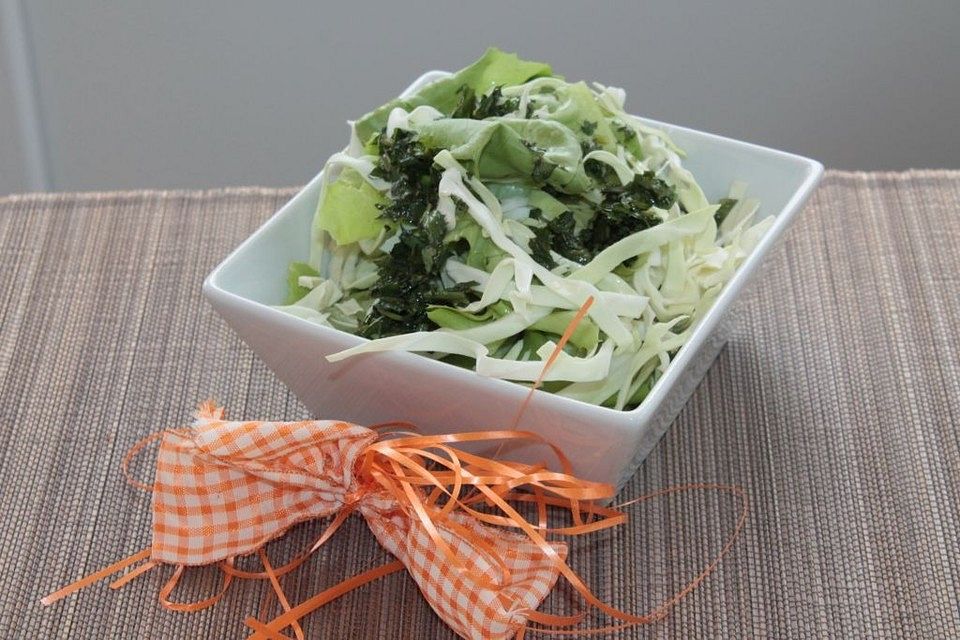 Kopfsalat-Spitzkohl-Salat mit fruchtigem Dressing