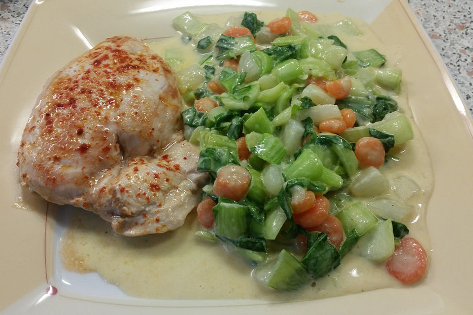 Pak Choi mit Karotten und Kohlrabi in cremiger Soße