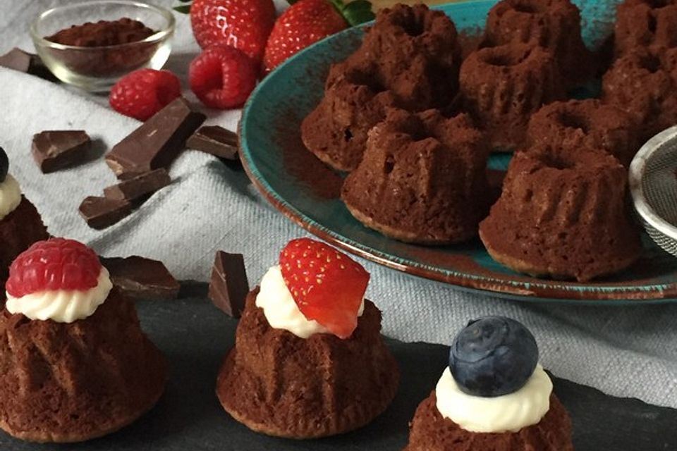 Schokoladen Mini-Guglhupf mit Frischkäsefrosting und Beeren