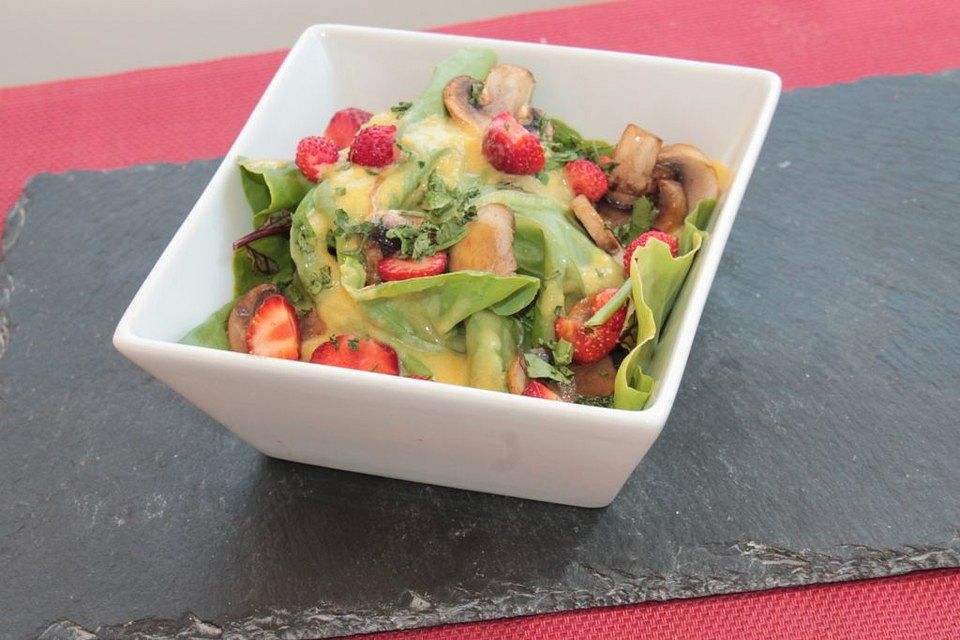 Kopfsalat mit gebratenen Champignons und Mangodressing