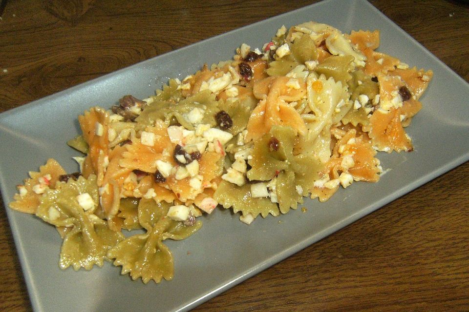 Ensalada de pasta con dátiles y surimi