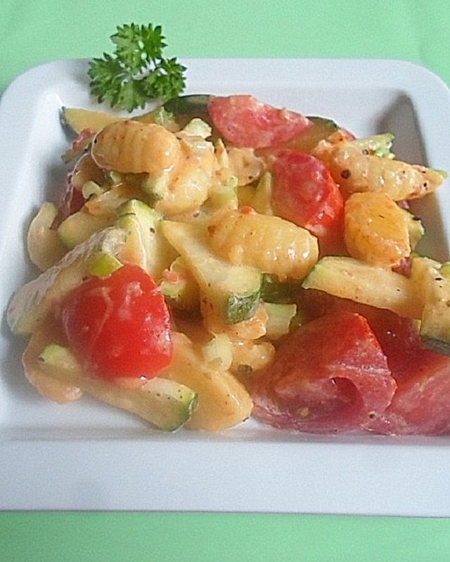 Pfannen-Gnocchi mit Zucchini und Tomaten in Sahnesauce