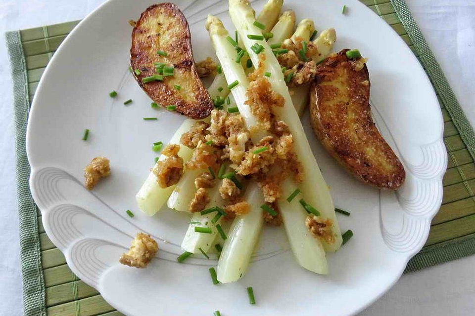 Spargel an Walnuss-Semmelbrösel-Butter und Backkartoffeln