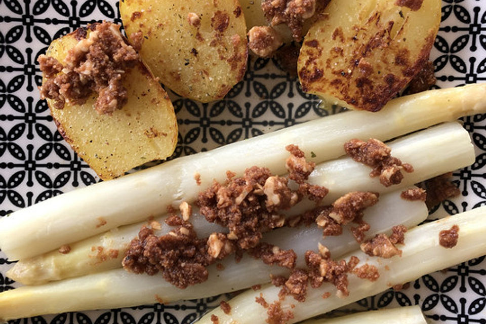 Spargel an Walnuss-Semmelbrösel-Butter und Backkartoffeln