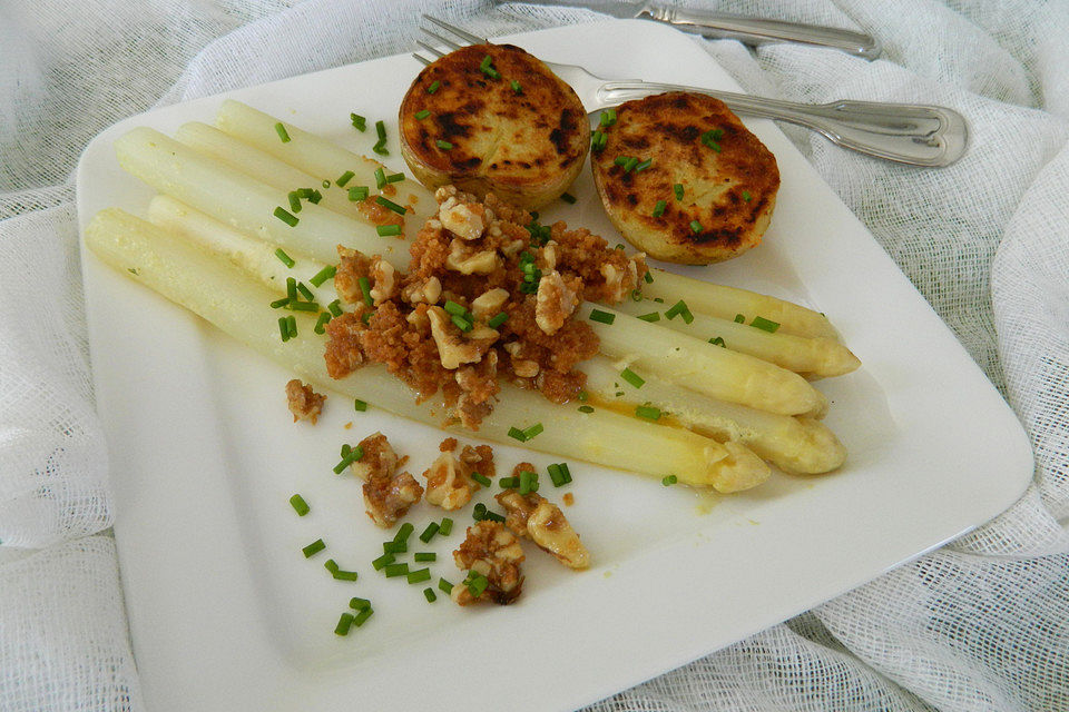 Spargel an Walnuss-Semmelbrösel-Butter und Backkartoffeln