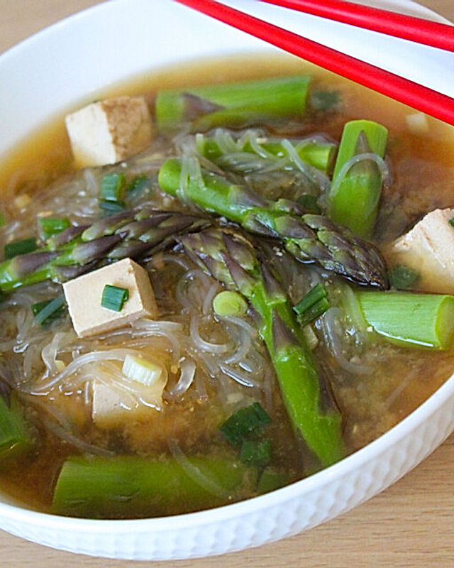 Miso-Suppe mit grünem Spargel, Tofu und Reisnudeln