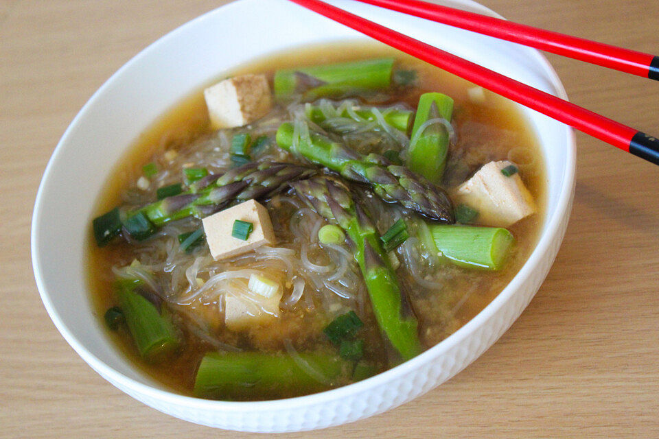 Miso-Suppe mit grünem Spargel, Tofu und Reisnudeln