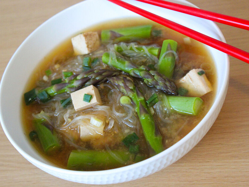 Miso-Suppe mit grünem Spargel, Tofu und Reisnudeln von Aki1992| Chefkoch
