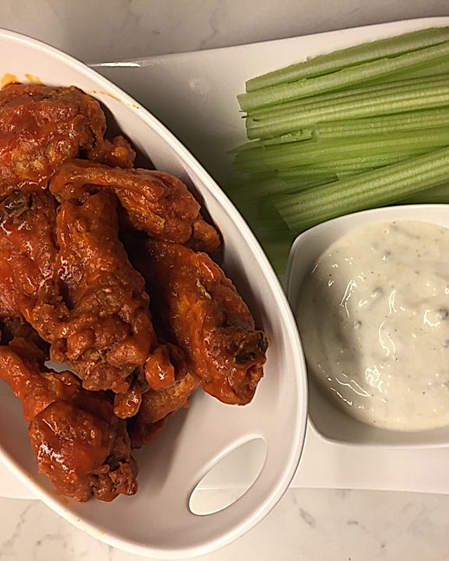 Buffalo Chicken Wings mit Blue Cheese Dip