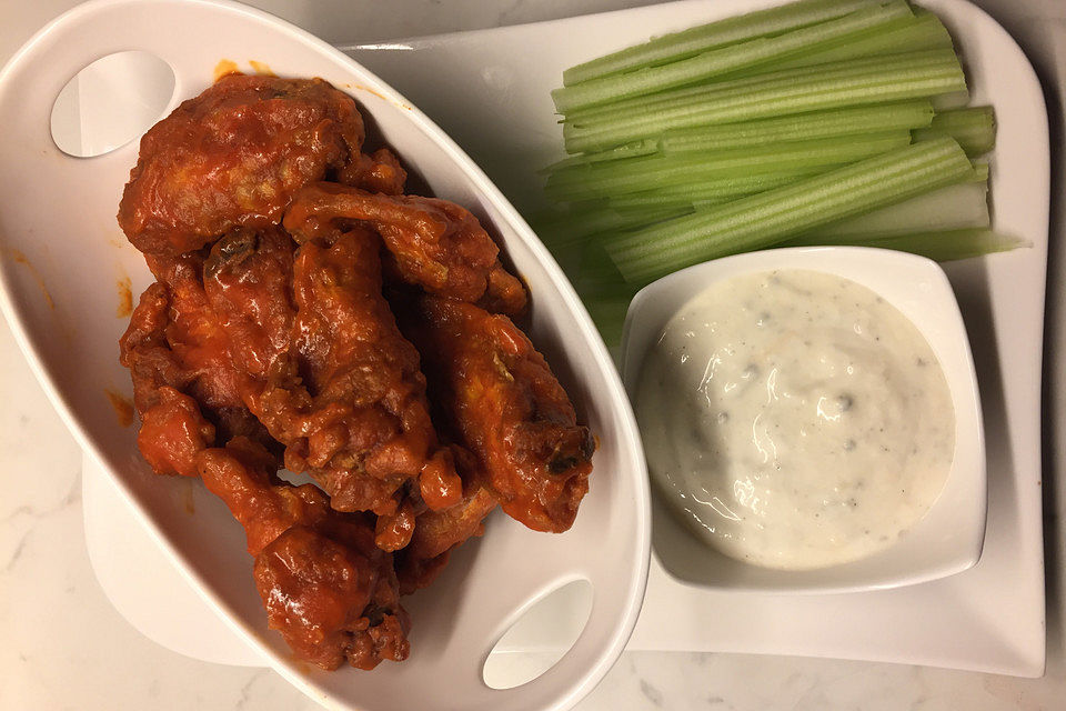 Buffalo Chicken Wings mit Blue Cheese Dip