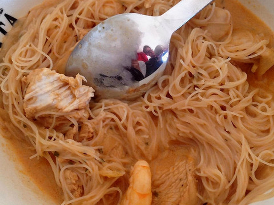 Kokos-Curry Nudelsuppe mit Hähnchen und Garnelen von cookiesandcakes ...
