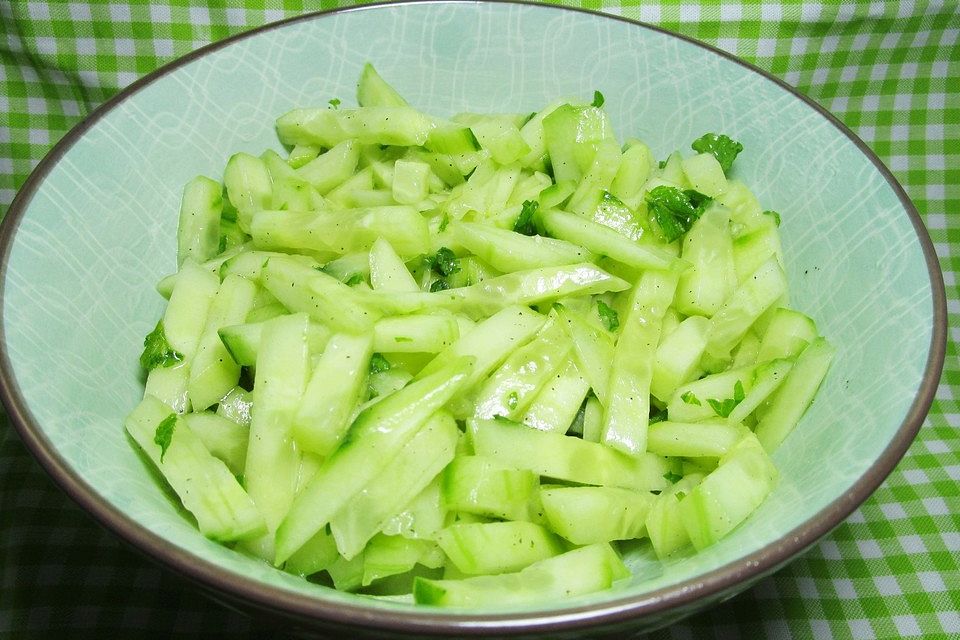 Gurkensalat mit frischer Minze