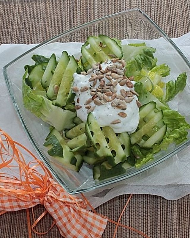 Salatherz-Gurken-Salat mit Quarkdressing
