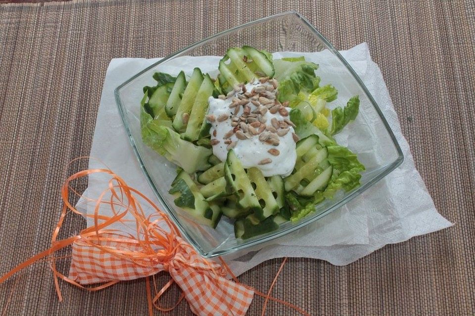 Salatherz-Gurken-Salat mit Quarkdressing