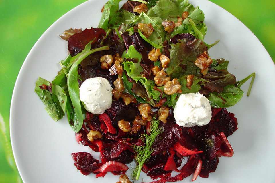 Rote-Bete-Fenchel-Salat mit Frischkäse und karamellisierten Walnüssen