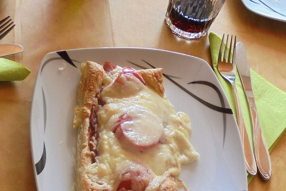 Blätterteigpizza mit Schalotten, Tomaten, Schinken und Mozzarella