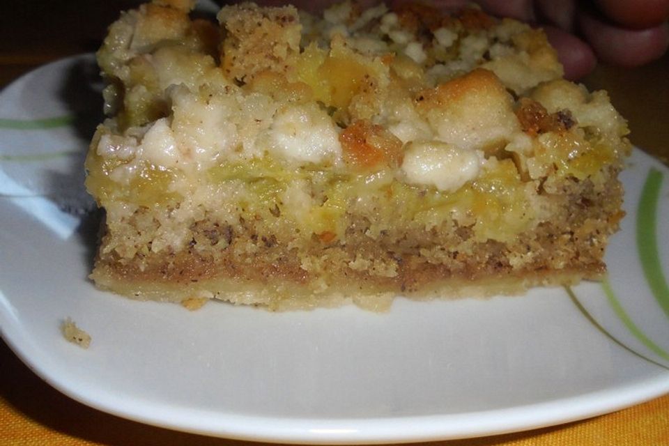 Rhabarber-Blech-Nuss-Kuchen mit Streuseln und feiner Alkoholnote à la Didi