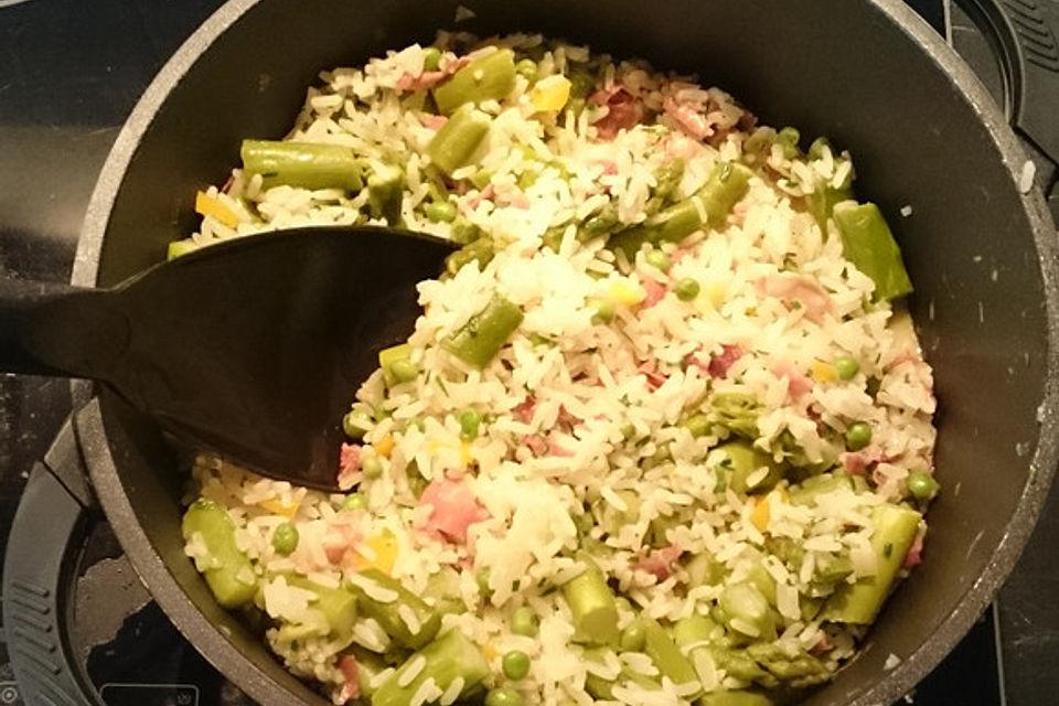 Grüner Spargel im Risotto