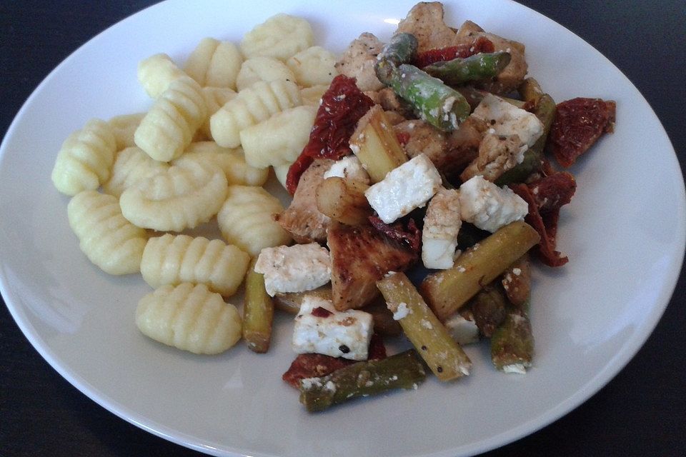 Hähnchen-Spargel-Pfanne mit Gnocchi, Feta und Tomaten