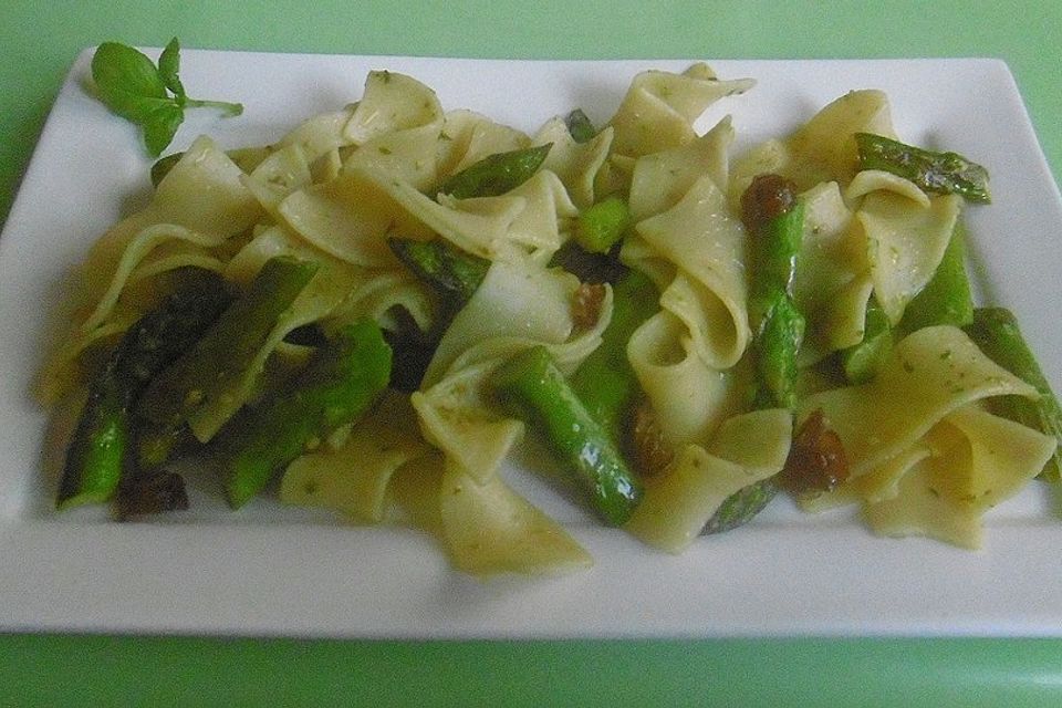 Grüner Spargel mit Bärlauchpesto und Nudeln