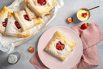 Erdbeer-Vanille-Blätterteigtaschen