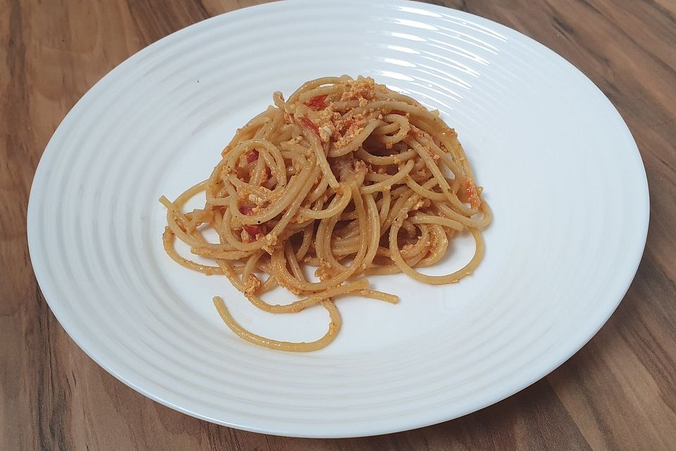 Nudelpfanne mit Tomate und Ei