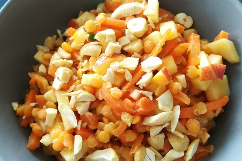 Salat aus roten Linsen, Möhren und Äpfeln mit Orangen-Dressing