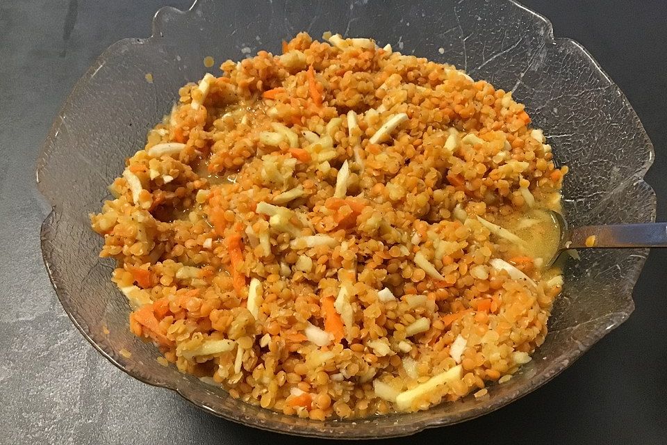 Salat aus roten Linsen, Möhren und Äpfeln mit Orangen-Dressing