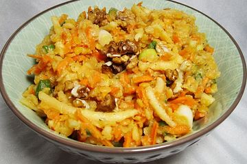 Salat aus roten Linsen, Möhren und Äpfeln mit Orangen-Dressing