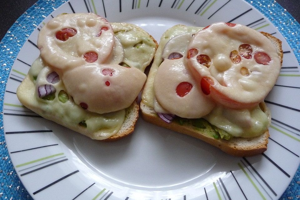 Avocado-Tomaten-Käse-Toast