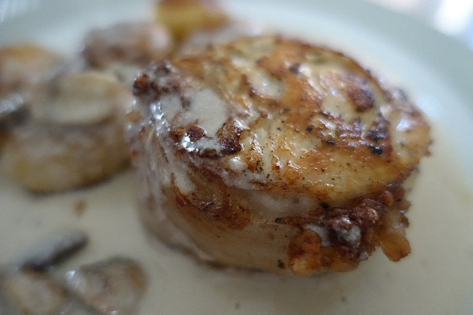 Tournedos von der Hähnchenbrust mit Champignon-Salbeisauce