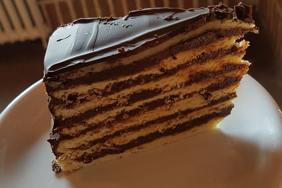 Prinzregententorte mit Marzipandecke und Schokoladenbuttercreme