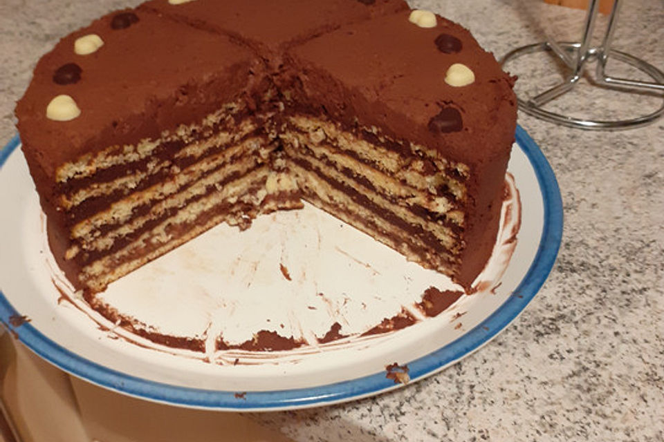 Prinzregententorte mit Marzipandecke und Schokoladenbuttercreme