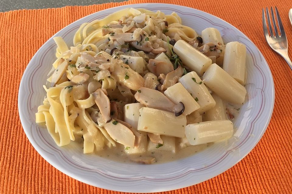 Tagliatelle mit Spargel und Kräuterseitlingen