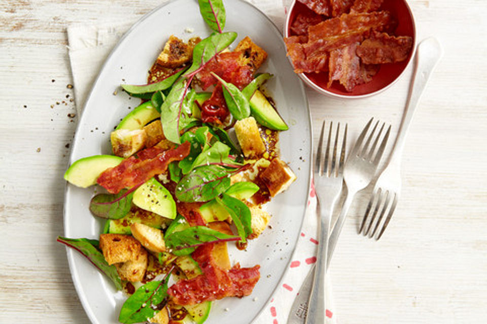 Brotsalat mit Avocado und Mangold oder Spinat