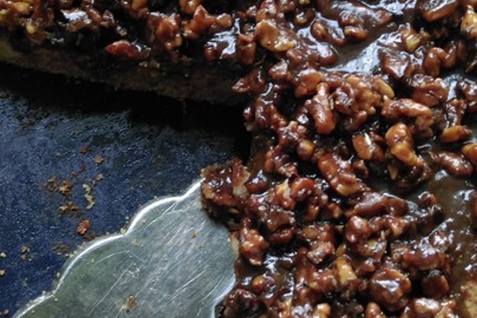 Glutenfreier Apfelkuchen mit Walnusskaramell-Sahne