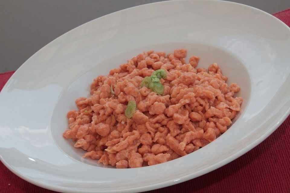 Rote Spätzle aus Einkornmehl mit Tomatenmark