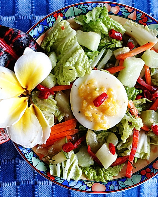 Exotischer Chinakohlsalat mit süßen Melonenstücken und Kokosmilch-Dressing
