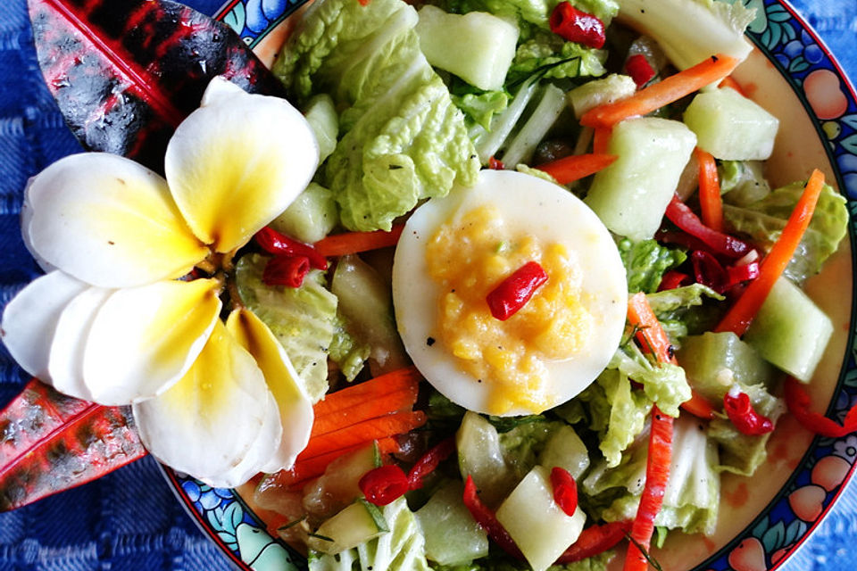 Exotischer Chinakohlsalat mit süßen Melonenstücken und Kokosmilch-Dressing