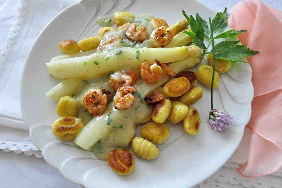 Spargel an Kräutersauce mit gebratenen Gnocchi und Garnelen