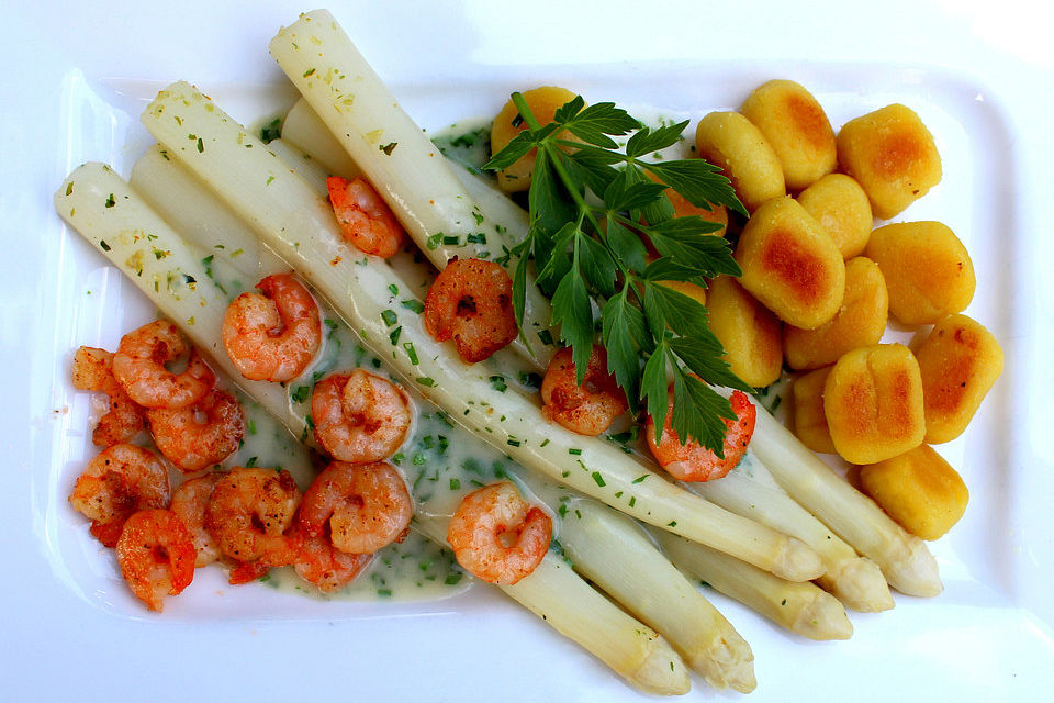 Spargel an Kräutersauce mit gebratenen Gnocchi und Garnelen