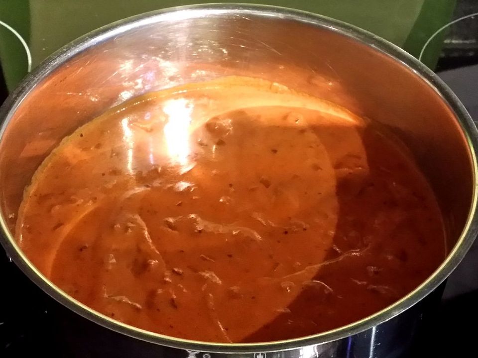 Tomaten-Sahne-Soße mit Thai-Curry, Speck, Zwiebeln und Kräutern von ...