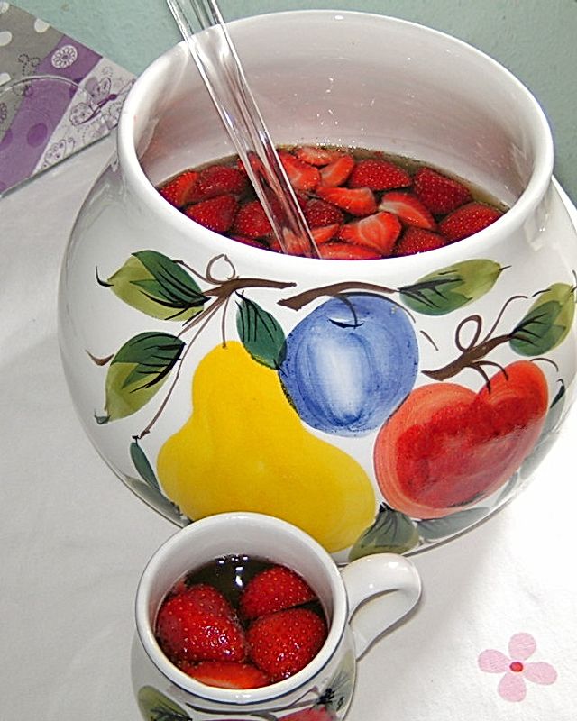 Alkoholfreie Bowle mit Erdbeeren