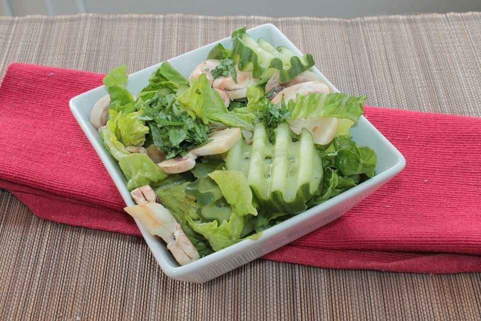 Salatherzen mit Champignons und Gurke in einer Vinaigrette mit Radieschengrün